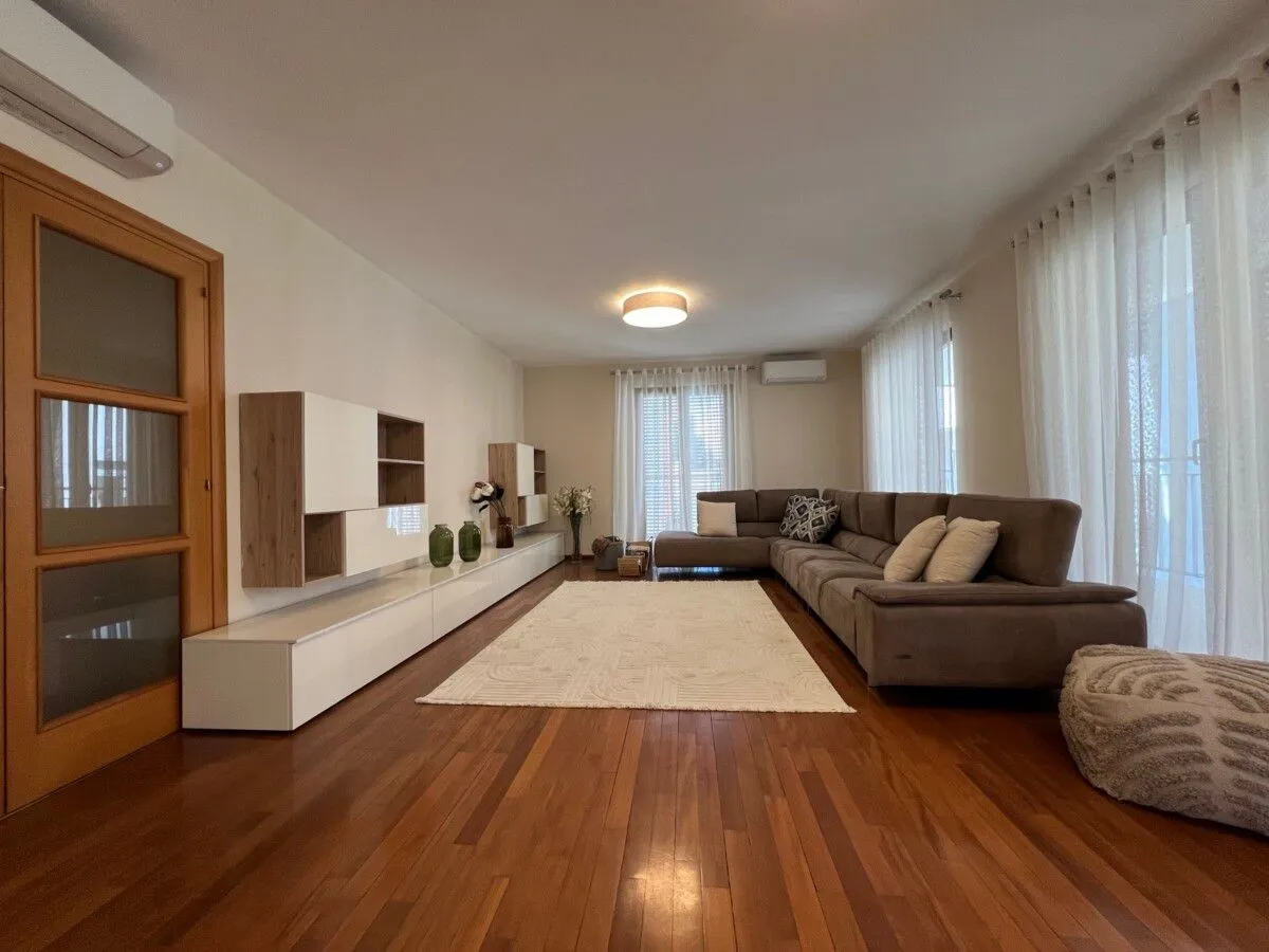 Izdavanje, četvorosoban stan, 200m², Gorica C, Podgorica