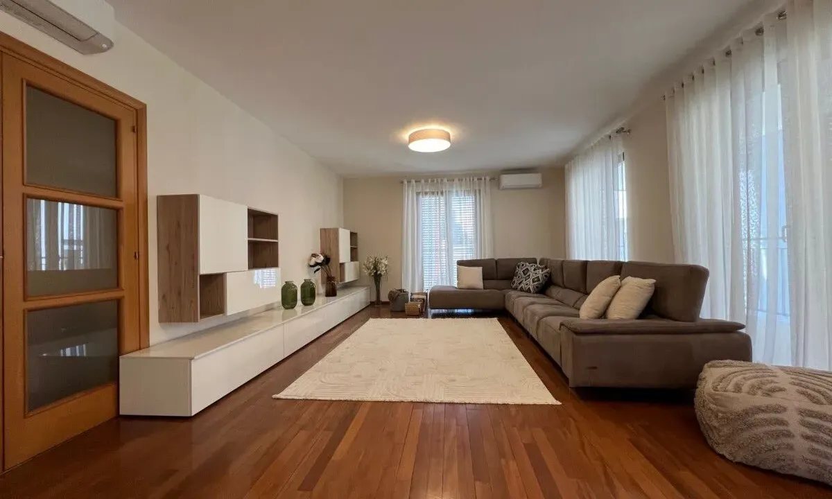 Rent, four bedroom apartment, 200m², Gorica C, Podgorica