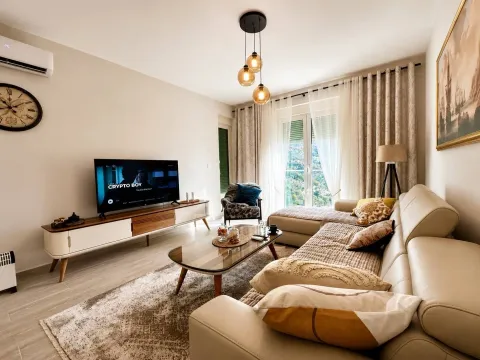 Udobna dnevna soba sa garniturom, TV-om i izlazom na terasu. - image 2