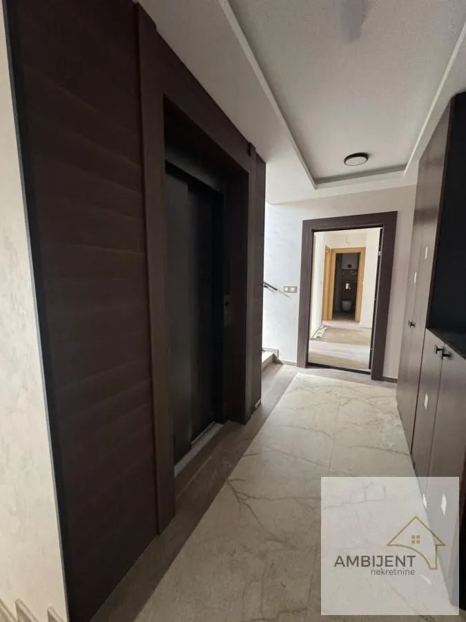 Prodaja, dvosoban stan, 60m², Centar, Inđija