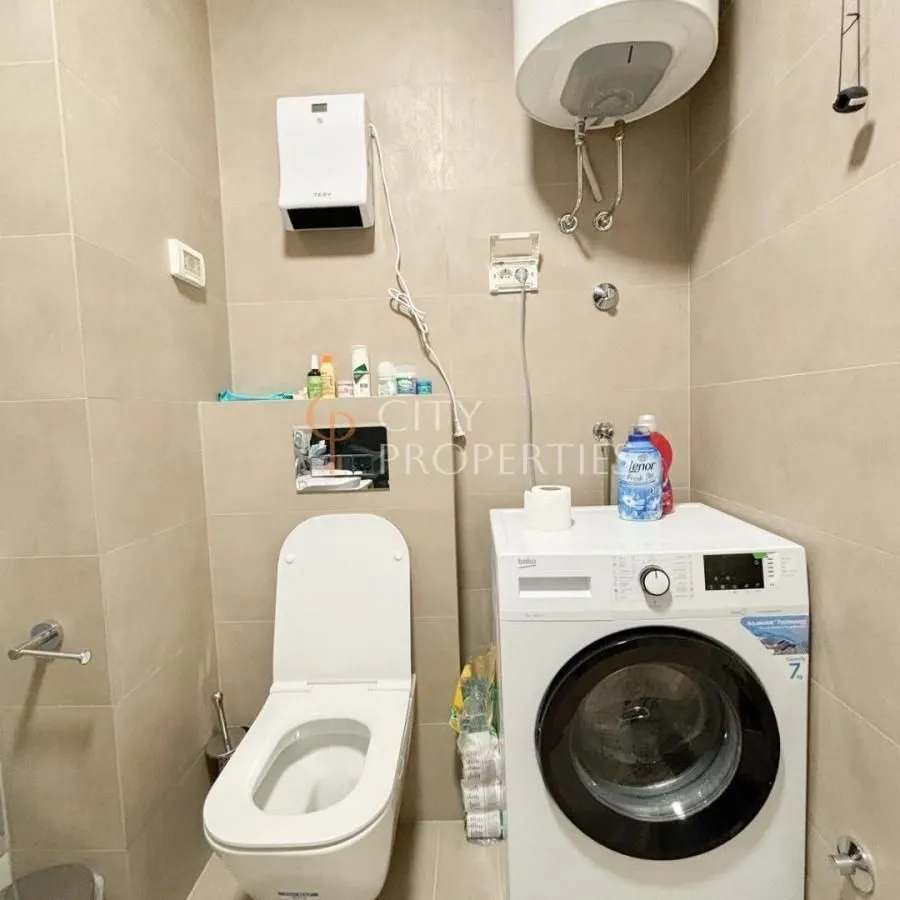 Bathroom equipped with sanitary fixtures and a washing machine.
