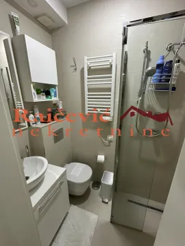 Kompaktno opremljeno kupatilo sa tuš kabinom, umivaonikom i toaletom. - image 11