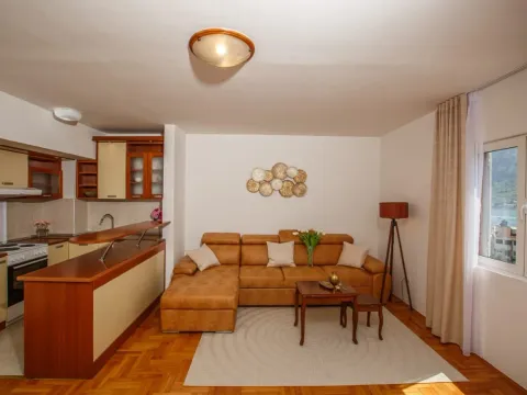 Izdavanje, dvosoban stan, 60m², Dobrota, Kotor - image 2