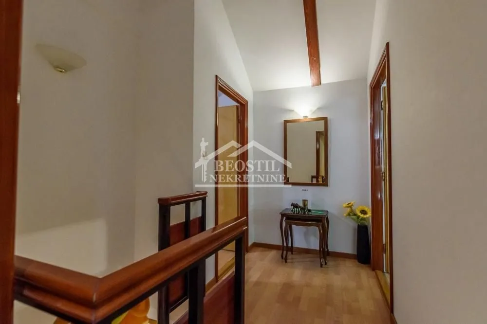 Prodaja, četvorosoban stan, 104m², Stari Grad, Beograd