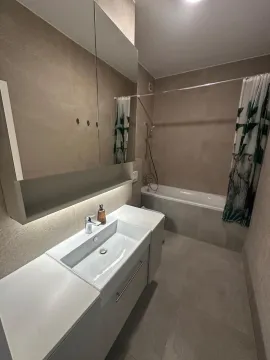 Moderne kupatilo sa umivaonikom, ogledalom i kadom sa zavesom. - image 11