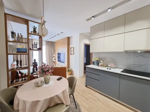 Svijetao i moderan otvoreni prostor sa kuhinjom i trpezarijom. - image 3