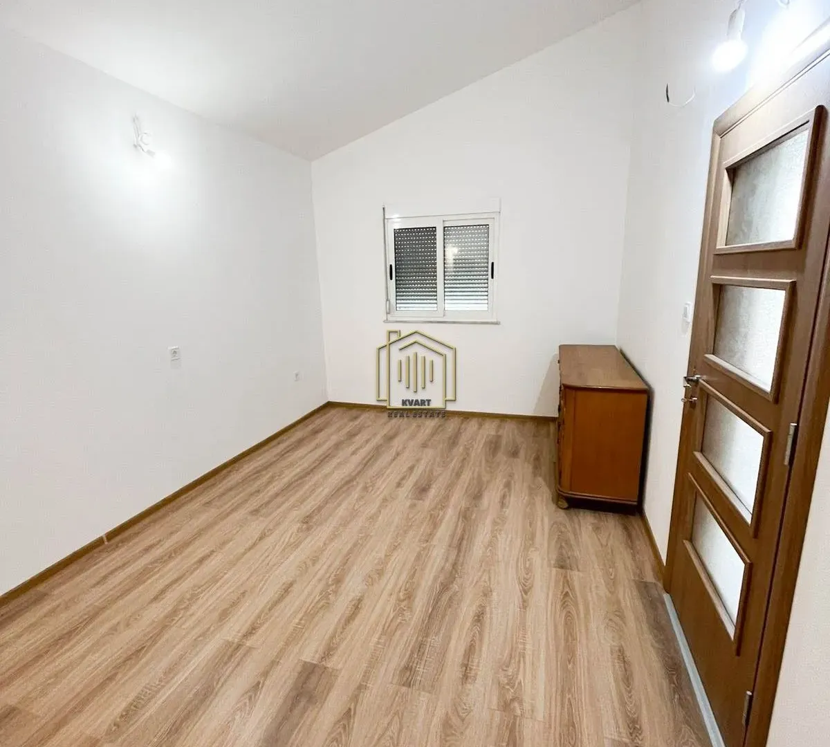 Izdavanje, dvosoban stan, 70m², Konik, Podgorica