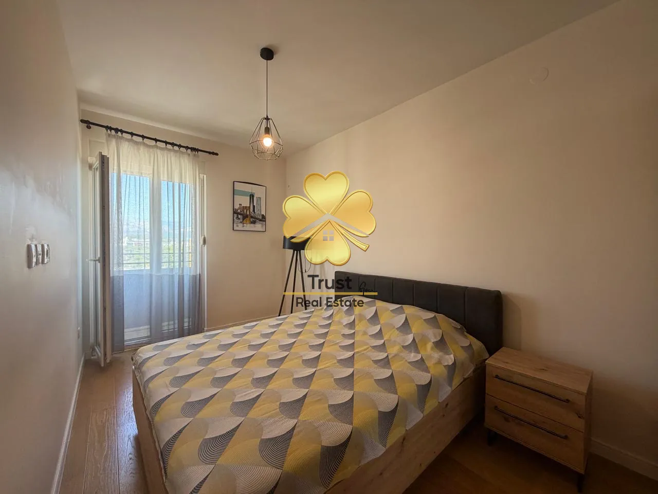 Furnished bedroom with a double bed and access to the terrace.