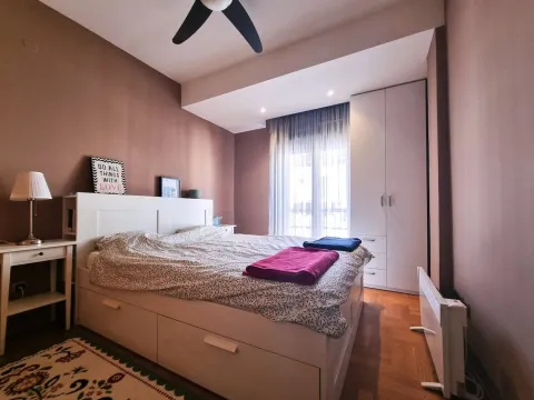 Namještena spavaća soba sa bračnim krevetom, plakarom i prozorom. - image 8