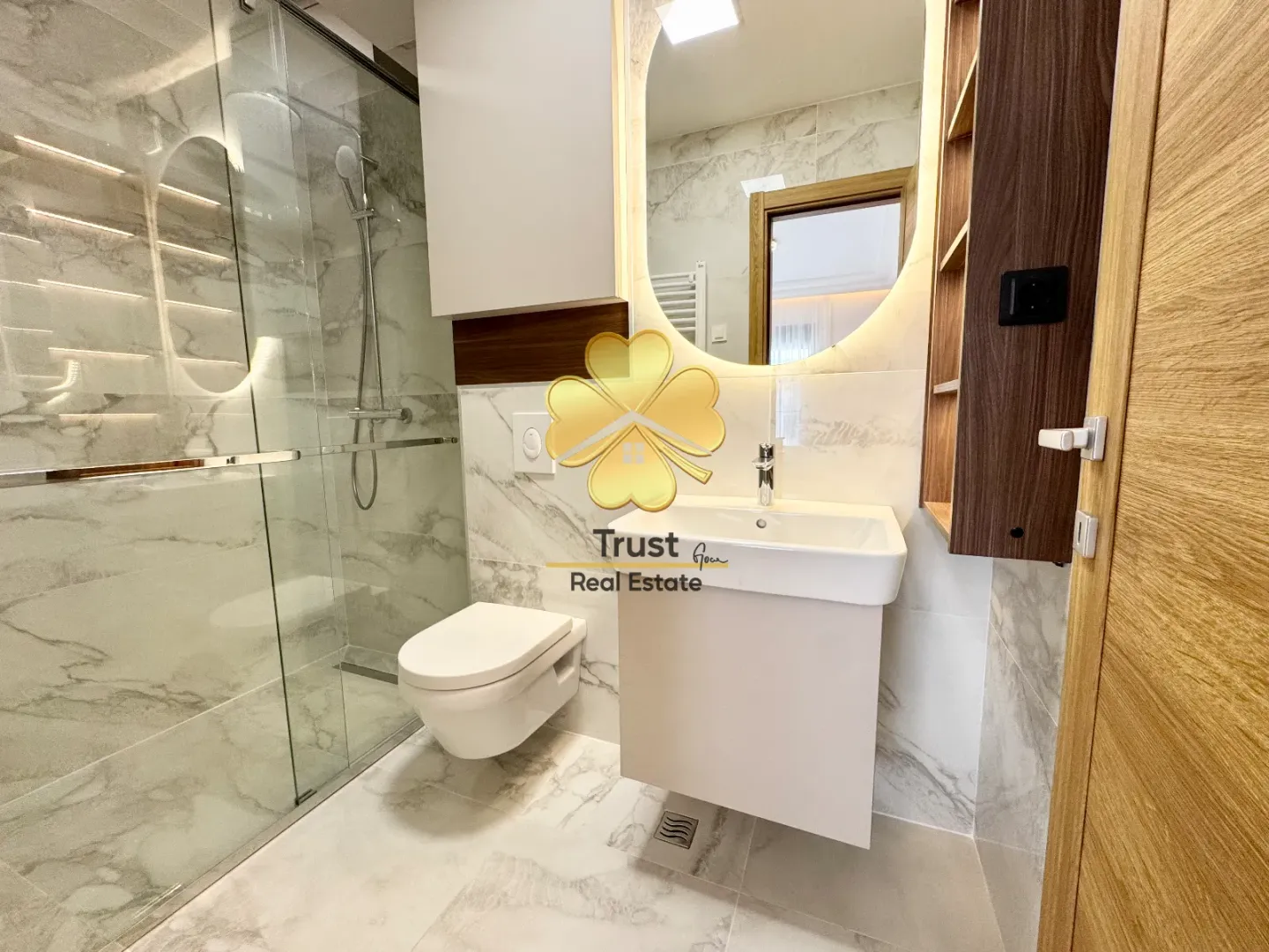 Modern and bright bathroom with a shower cabin and sink.