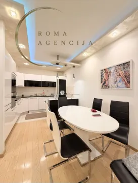 Moderna kuhinja sa trpezarijom i bijelim elementima. - image 4