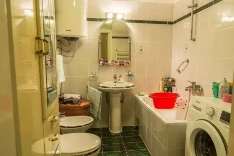 Kupatilo sa kadom, umivaonikom i veš mašinom. - image 51
