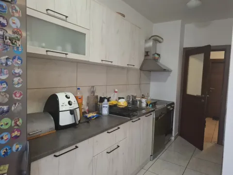 Svijetla kuhinja sa bijelim elementima i aparatima na radnoj površini. - image 10