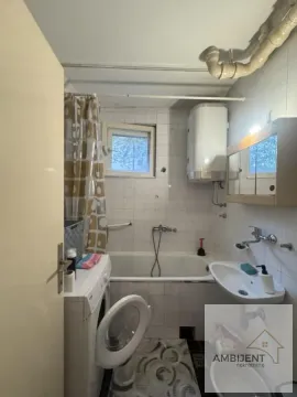 Manje kupatilo sa kadom, umivaonikom i veš mašinom. - image 13