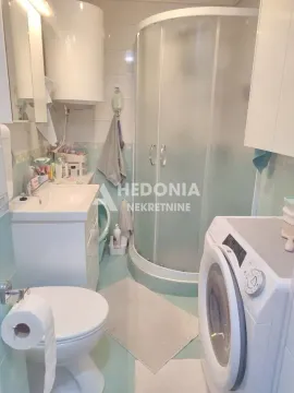 Kupatilo opremljeno tuš kabinom, umivaonikom, wc šoljom i veš mašinom. - image 15