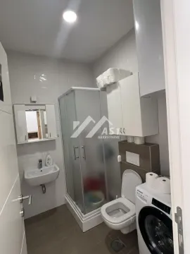 Kompaktno opremljeno kupatilo sa tuš kabinom, umivaonikom, WC šoljom i veš mašinom. - image 8