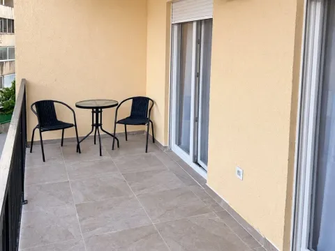 Nenameštena terasa sa stolom i dve stolice. - image 9