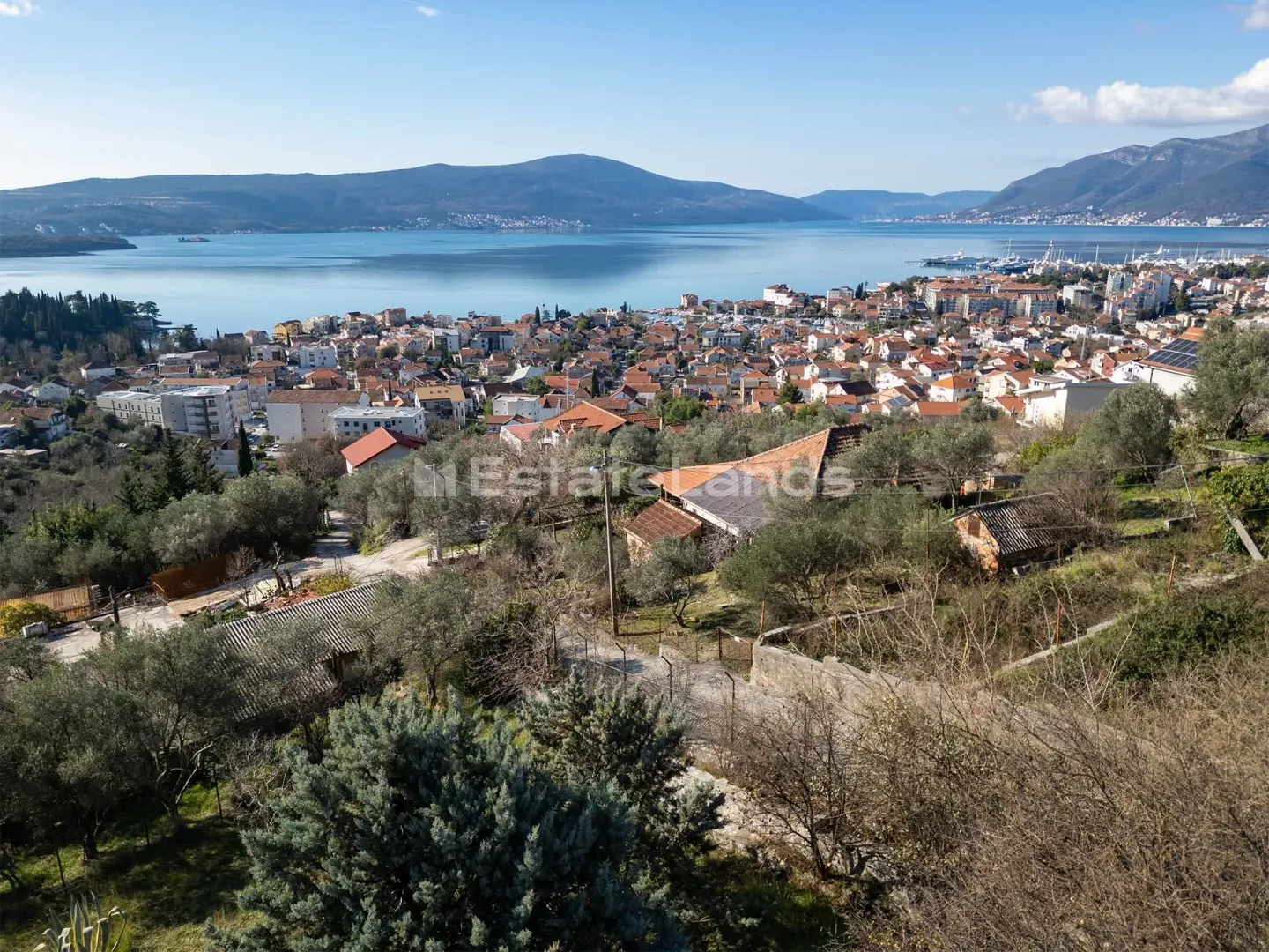 Pogled na more i grad sa uzvišenja.