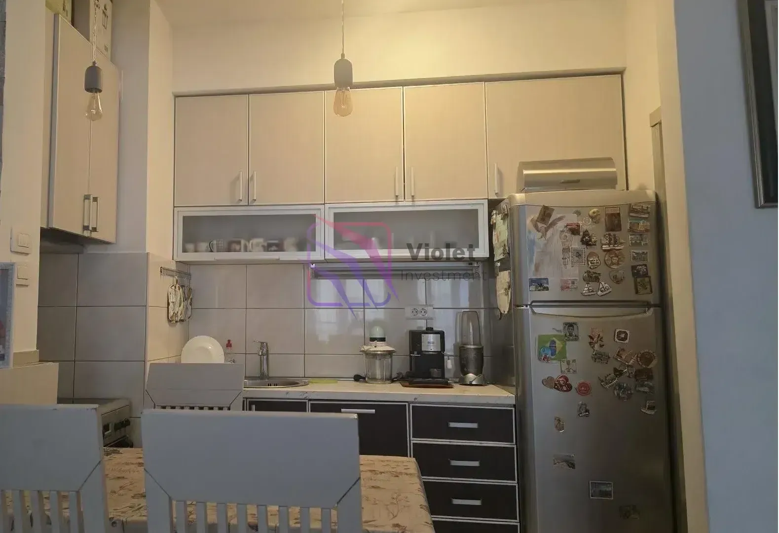 Kuhinja sa trpezarijom opremljena elementima i aparatima.