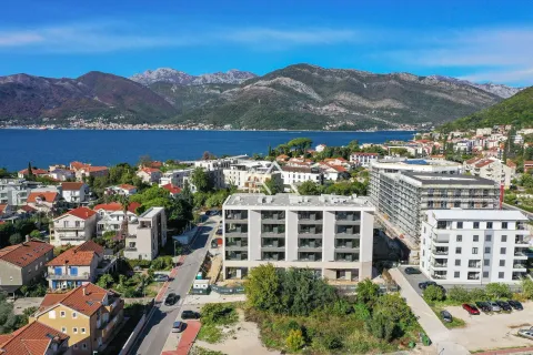 Pogled iz vazduha na stambenu zgradu u izgradnji blizu obale. - image 2