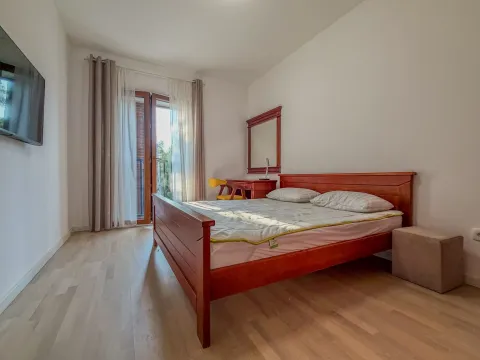 Namještena spavaća soba sa bračnim krevetom, radnim stolom i izlazom na terasu. - image 10