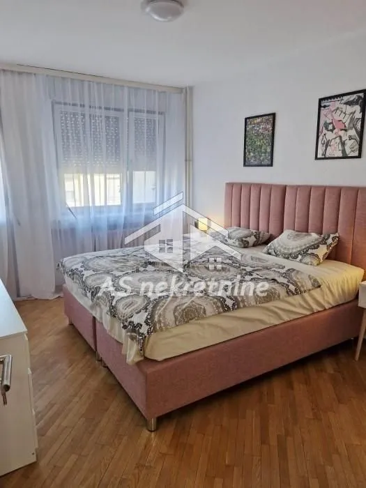 Izdavanje, četvorosoban stan, 102m², Vračar Hram, Vračar Sve Podlokacije