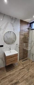 Moderne kupatilo sa umivaonikom, ogledalom i tuš kabinom. - image 9