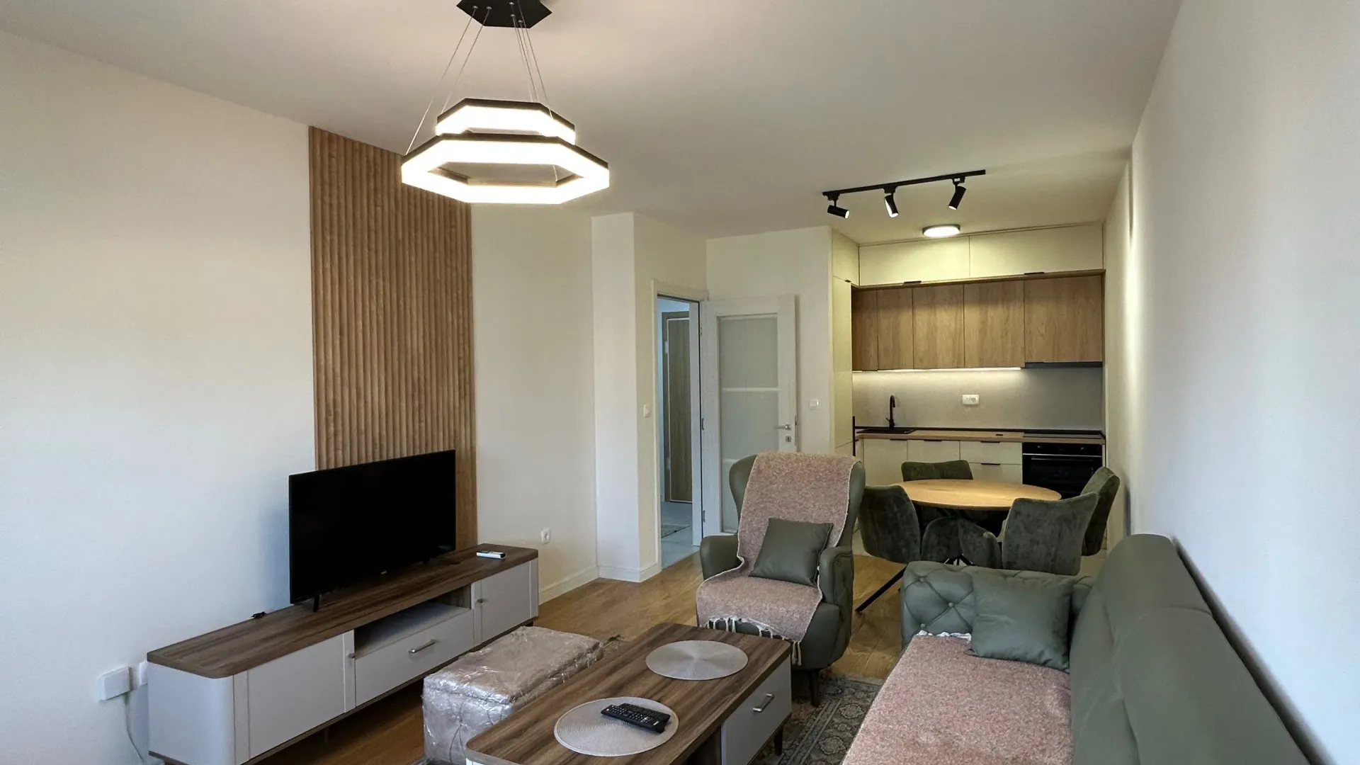 Izdavanje, jednosoban stan, 49m², Central Point, Podgorica