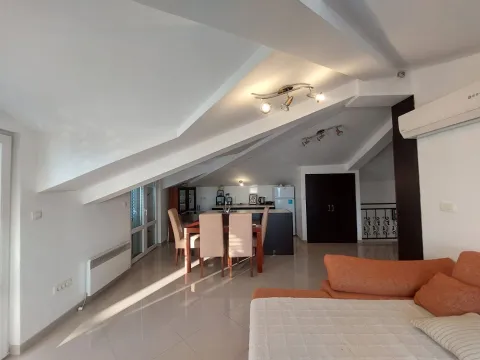 Izdavanje, dvosoban stan, 80m², Centar, Tivat - image 5