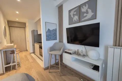 Moderan dnevni boravak sa televizorom i trpezarijskim delom. - image 4
