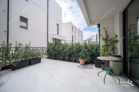 Popločana terasa sa garniturom za sedenje i ukrasnim biljkama. - image 40