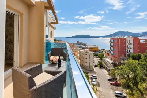 Namješten balkon sa garniturom za sjedenje i pogledom na more. - image 8