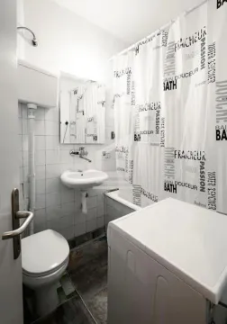 Manje kupatilo sa kadom, umivaonikom, wc šoljom i veš mašinom. - image 4