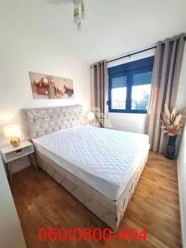 Nameštena spavaća soba sa bračnim krevetom, noćnim stočićima i prozorom. - image 8