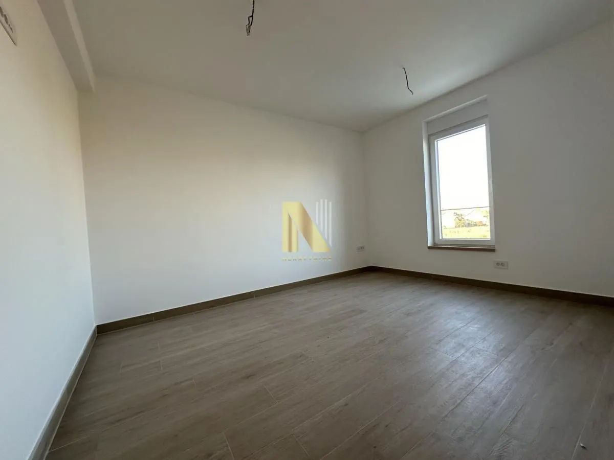 Prodaja, četvorosoban stan, 205m², Alibegovac, Petrovaradin
