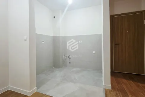 Dio kuhinje sa pripremljenim priključcima za vodu i struju. - image 6
