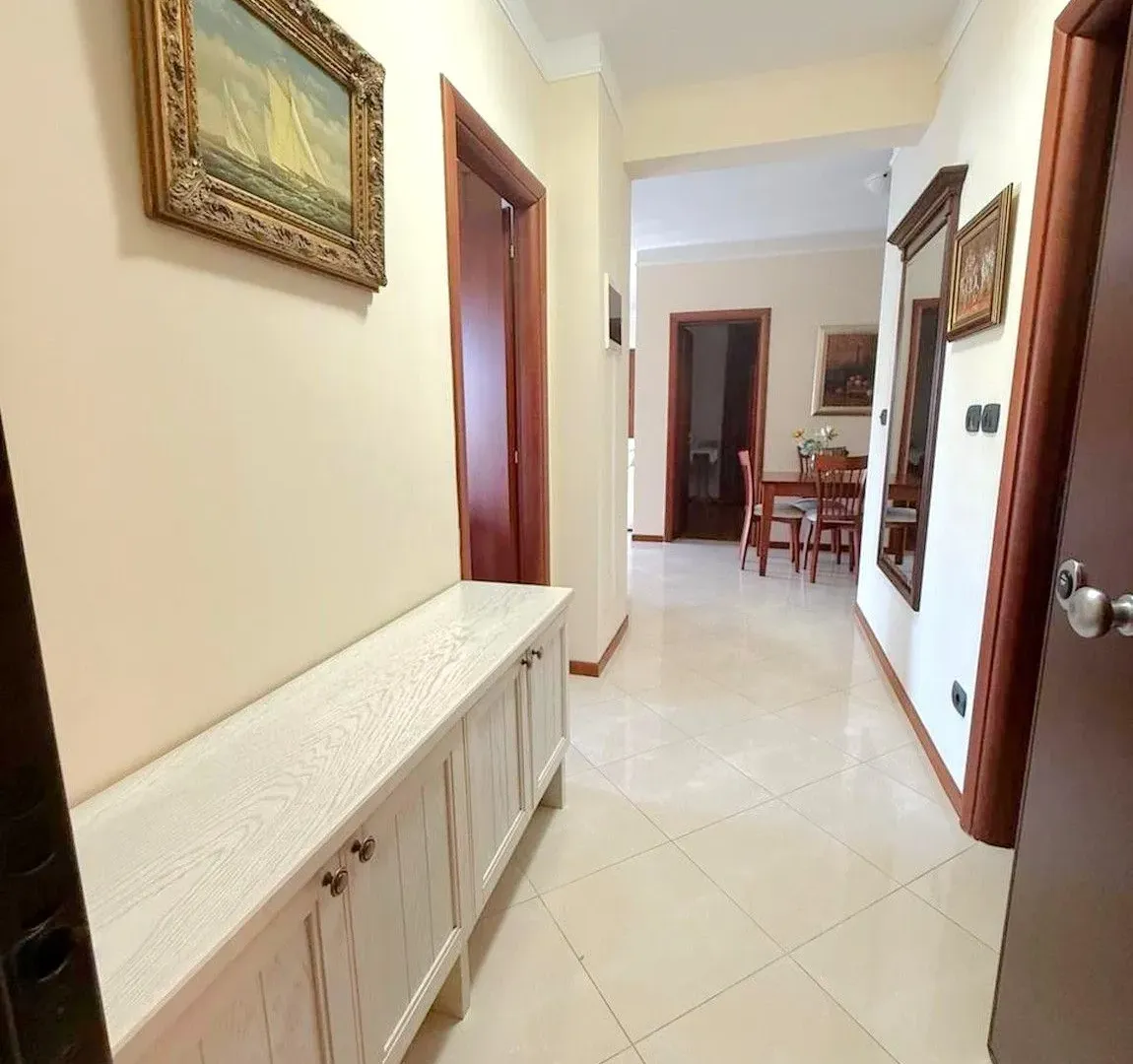 Izdavanje, dvosoban stan, 85m², Rafailovići, Budva