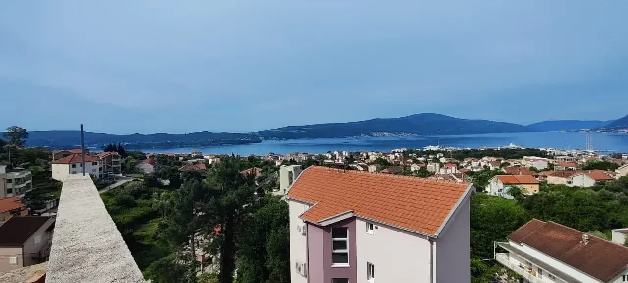 Pogled na more i okolno naselje sa terase.