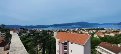 Pogled na more i okolno naselje sa terase. - image 6