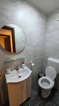 Manje kupatilo sa umivaonikom, ogledalom i toalet šoljom. - image 16