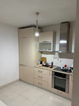 Manja kuhinja sa bež elementima i ugradnom tehnikom. - image 2