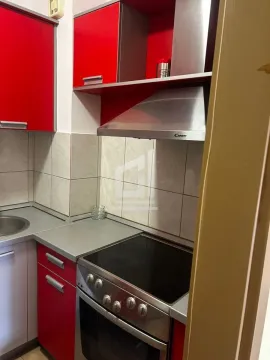 Manja kuhinja sa crvenim elementima, šporetom i aspiratorom. - image 4