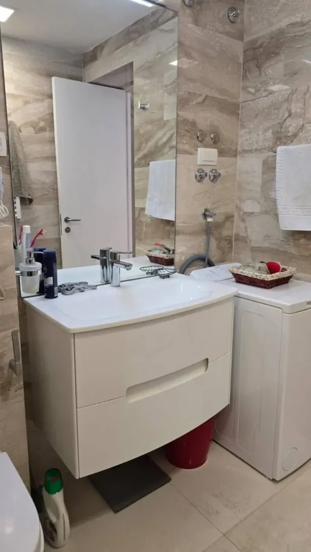 Izdavanje, jednosoban stan, 77m², Tre Canne, Budva