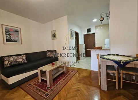 Dnevni boravak sa garniturom, trpezarijskim stolom i prolazom ka hodniku. - image 3