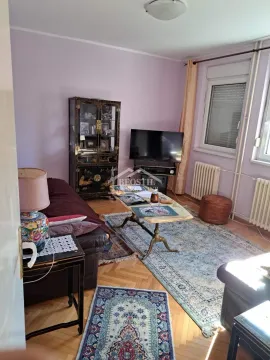 Dnevna soba sa garniturom, televizorom i stilskim nameštajem. - image 2