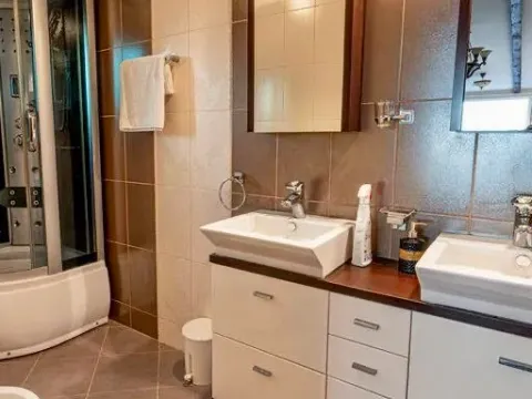 Izdavanje, kuća, 300m², Bečići, Budva - image 15