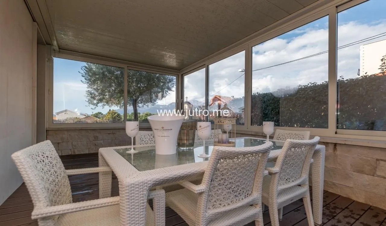 Prodaja, dvosoban stan, 103m², Centar, Tivat