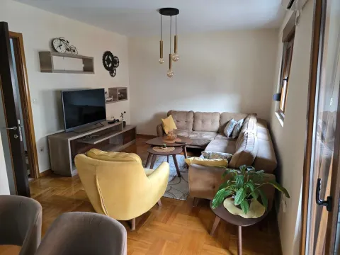 Izdavanje, dvosoban stan, 70m², Stari Aerodrom, Podgorica - image 12