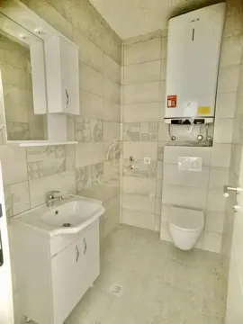 Manje kupatilo sa umivaonikom, WC šoljom i bojlerom. - image 7