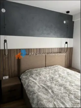 Pogled na bračni krevet sa uzglavljem i noćnim stočićima u spavaćoj sobi. - image 7
